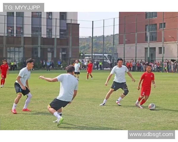 足球场上的舞者：细腻描绘明星球员的每一个精彩瞬间与动作魅力